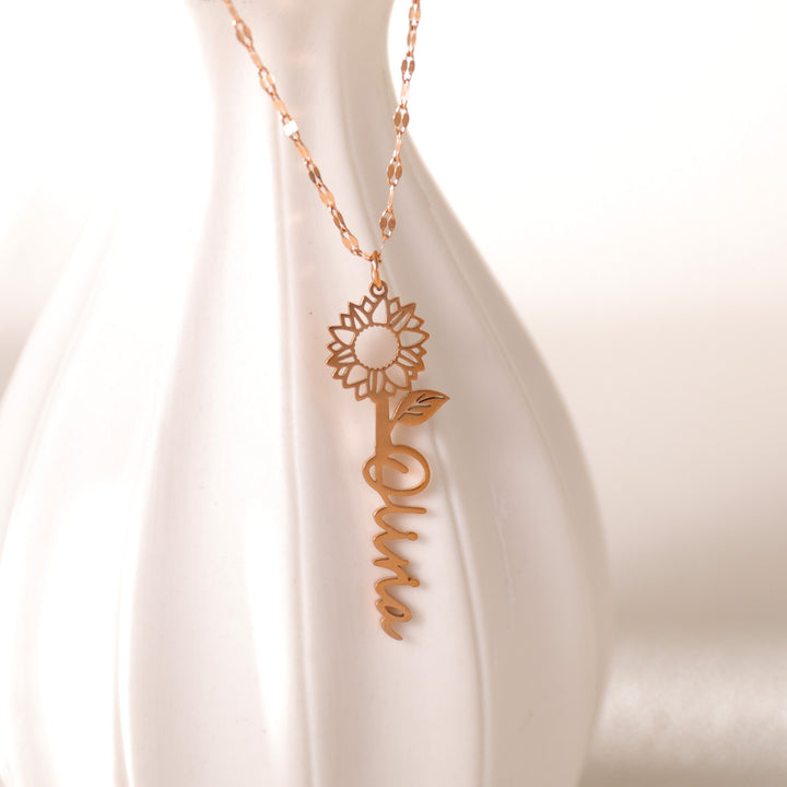 Personalized sunflower name necklace in gold – cheerful and meaningful gift