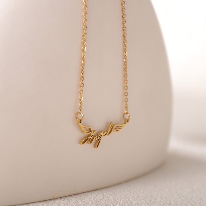 Elegant custom name necklace in cursive – stylish and minimal design