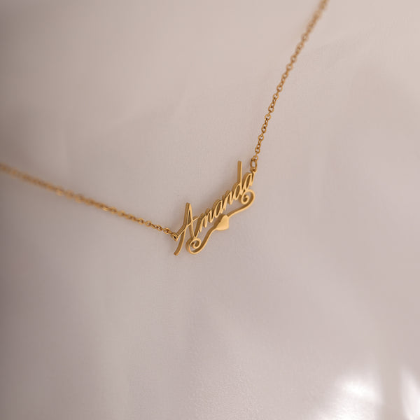 Elegant minimalist pendant necklace in gold – modern timeless jewelry