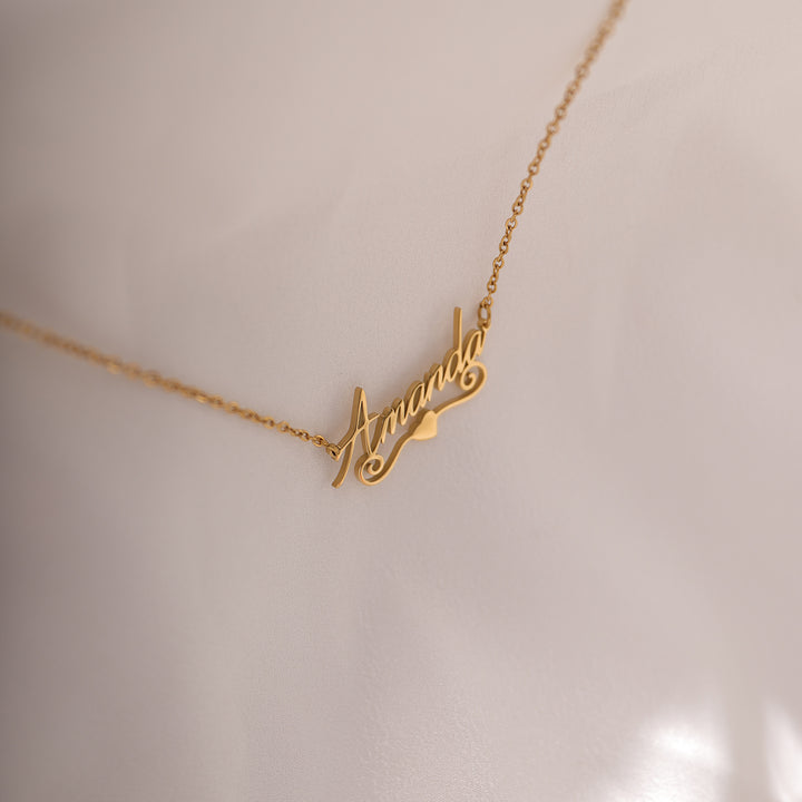 Elegant minimalist pendant necklace in gold – modern timeless jewelry