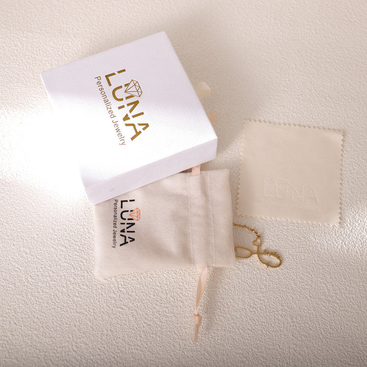 Gift box containing stethoscope name necklace – perfect for nurse appreciation or graduation