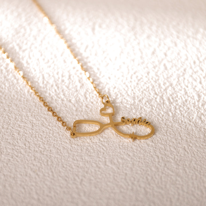 Handcrafted stethoscope name necklace with charm – ideal gift for doctors and nurses
