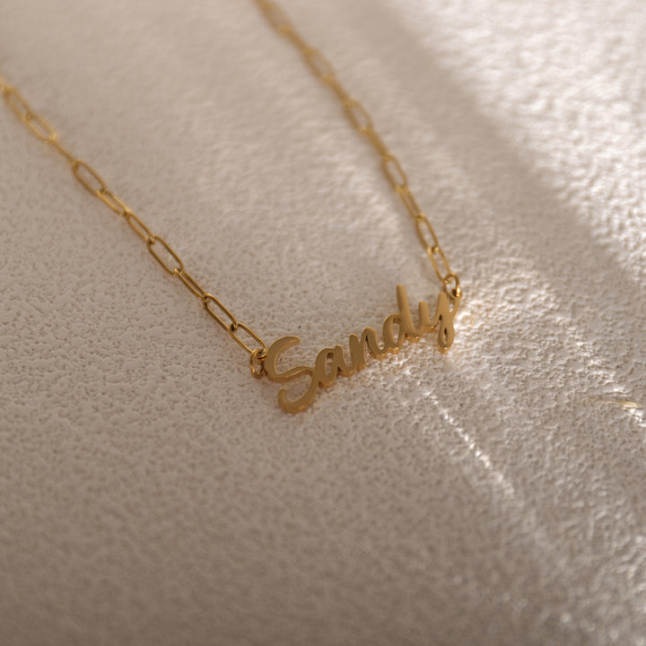 Model wearing name necklace with chunky paperclip chain – stylish and edgy